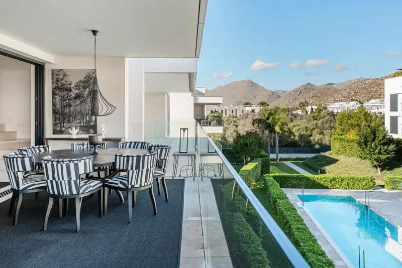 This beautifully presented penthouse for sale is a short distance from the famous Paseo de los Pinos in the coveted area of Boquer — photo 9