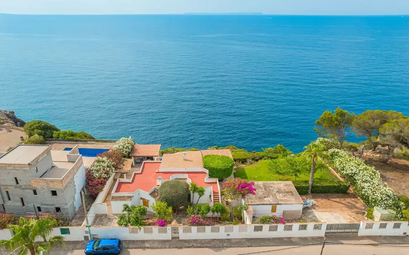 En primera línea de mar presentamos esta encantadora villa de estilo mediterráneo en Cala Pi. La fabulosa propiedad con vistas panorámicas d — photo 4