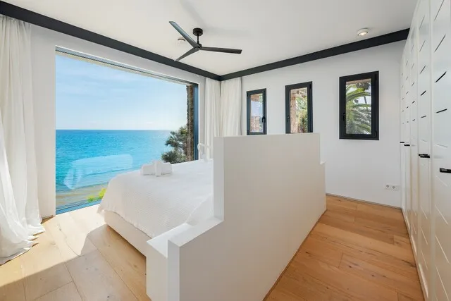 Impeccable seafront villa for sale in Port Verd, Mallorca — photo 10