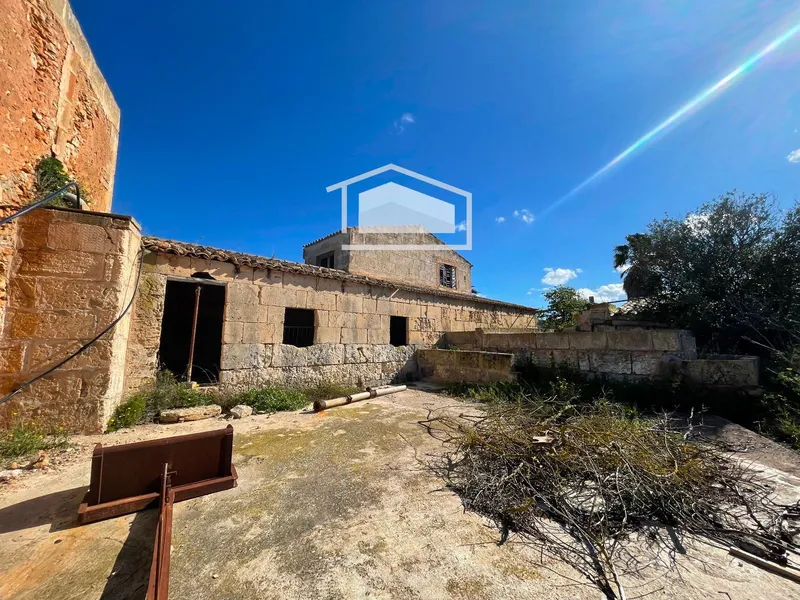 Rustic finca of 661 m² built to renovate on a large plot between Ses Salines and Campos — photo 10