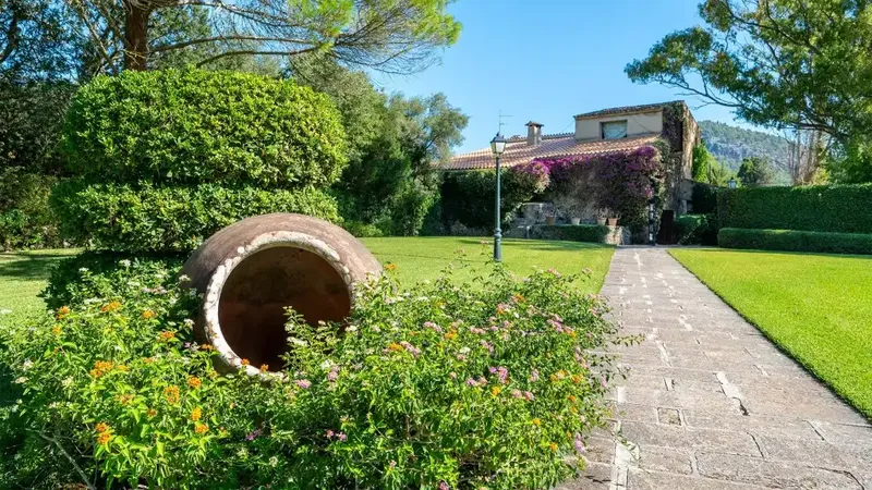 This spectacular property, of noble and authentic character, is located in a quiet valley of the Sierra de Tramuntana, a short distance — photo 10