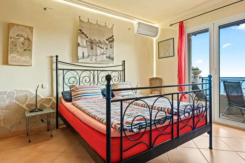 Exposed villa with holiday rental license, pool, parking space and fantastic sea views — photo 12