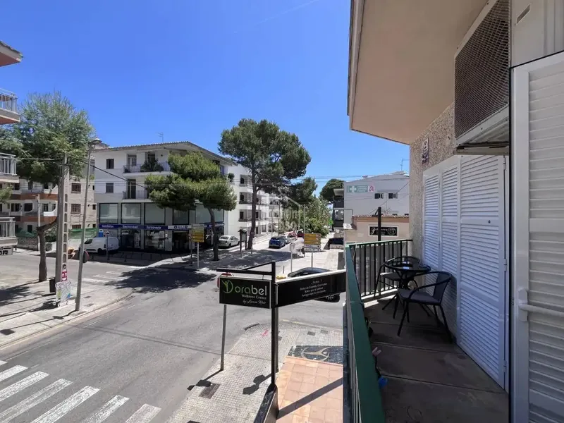Attractive and sunny first-floor apartment in the center of Cala Millor, approximately 53 m², with two terraces and just 2 — photo 2