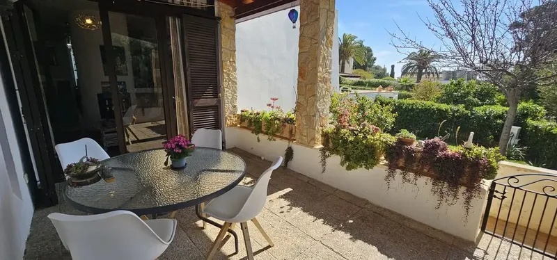 ¡Se vende acogedora planta baja en Cala Mandia! Tiene una superficie de 80 m² distribuidos en dos amplios dormitorios, luminoso salón-comedo — photo 1