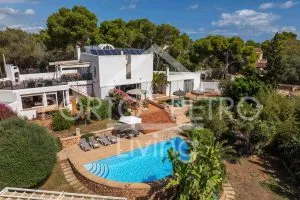 Ref. PRO227 – Unique villa with impressive architecture, spacious plot, paradisiacal garden with various terrace areas, garage, carport and large pool centrally located in Porto Petro — photo 1