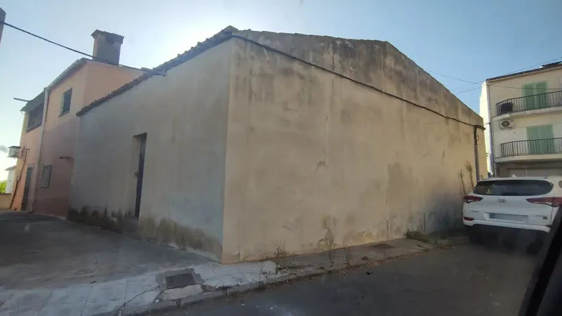 Ubicado en una zona elevada y tranquila, este solar urbano de 91 m2 en Santa Margalida actualmente se usa como garaje, pero es edificable co — photo 2