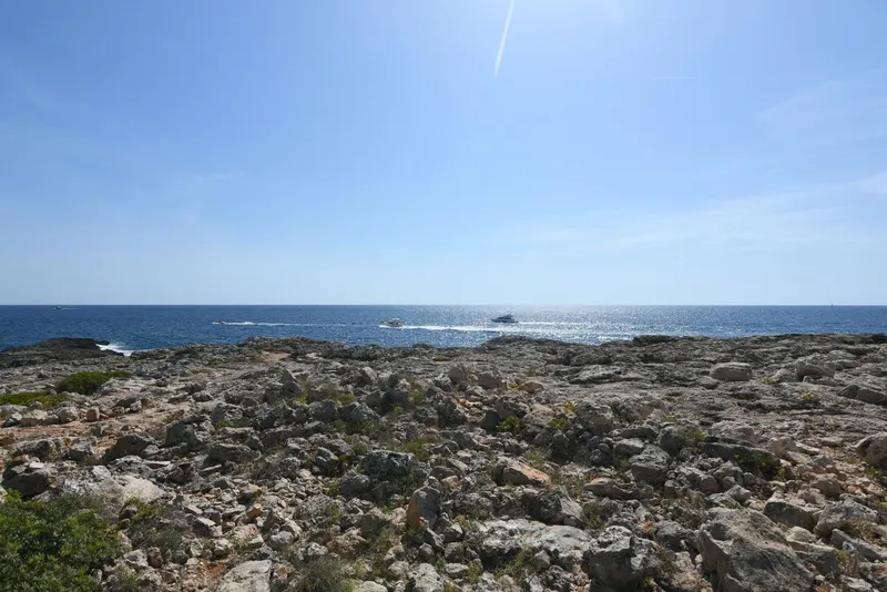 Plot of approximately 1,000m2 on the seafront in Cala D'Or — photo 4