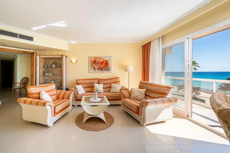 Gestpropiedad, real estate agency in Mallorca, presents this apartment located on the seafront in Cala Millor, a property that stands out for its — photo 1