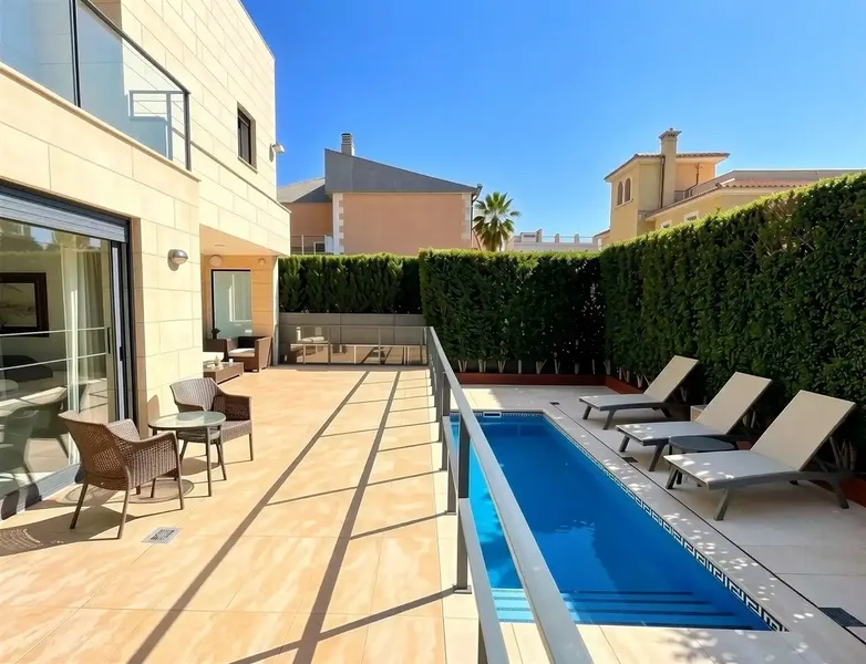 This exclusive chalet is located in a privileged location of Palma de Mallorca in Ciutat Jardí on a large plot with pool, terrace — photo 2