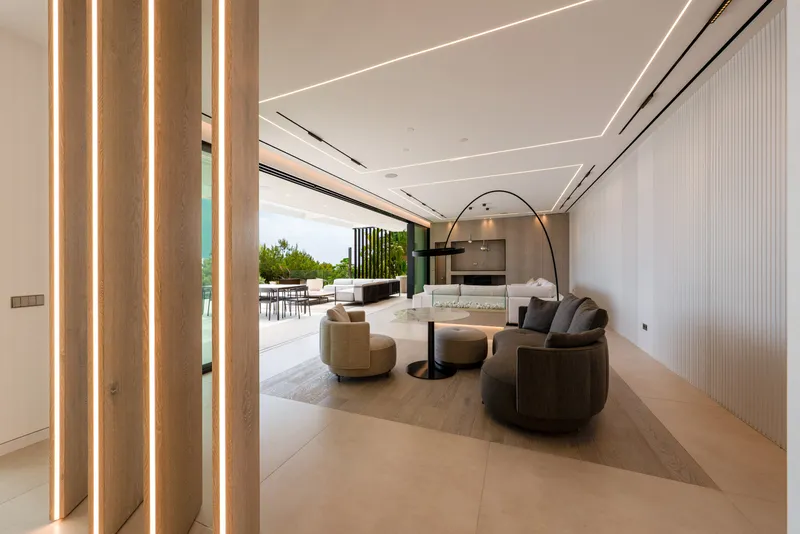 Luxurious designer villa with magnificent sea views — photo 11