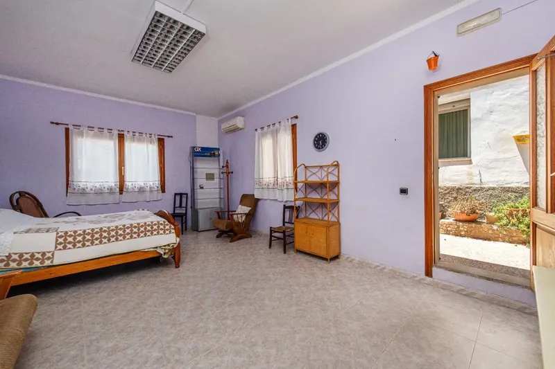 This unique village house is located in one of the most privileged locations of Biniamar, in the heart of the town and presiding — photo 5