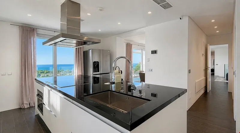 Contemporary five-bedroom villa for sale with panoramic sea views in Bendinat — photo 5