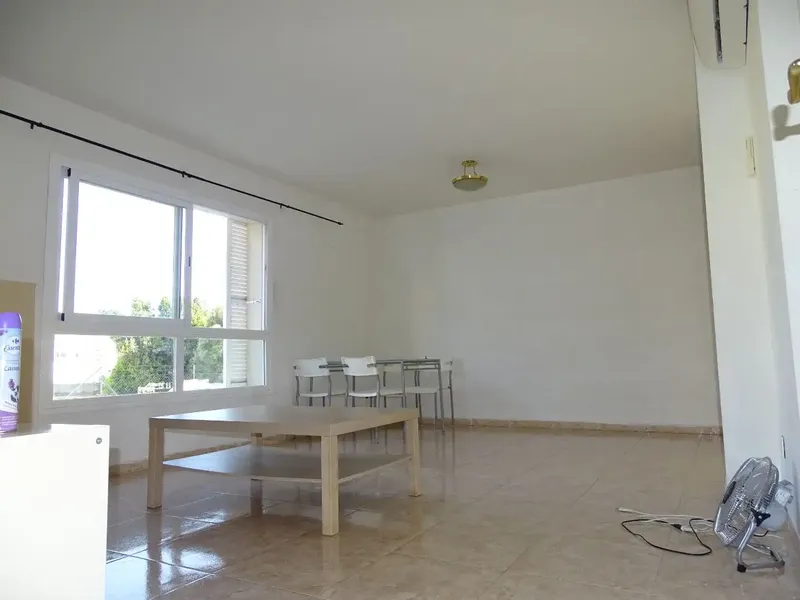 Almost new apartment ready to move into with 3 bedrooms, air conditioning, living-dining room, kitchen, bathroom, and ample parking space — photo 2