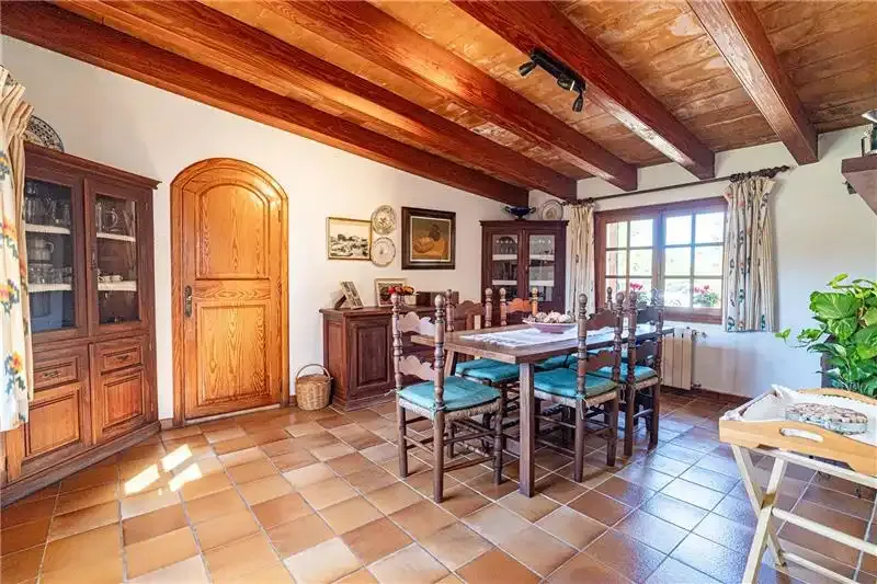 Rustic Mallorcan finca on a plot of 8,750 m², offering a charming 175 m² single-story home, plus a — photo 10