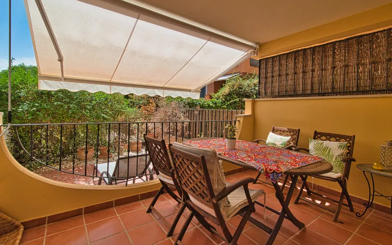 Garden apartment in a popular residential complex with a large pool, within walking distance of the ... — photo 4
