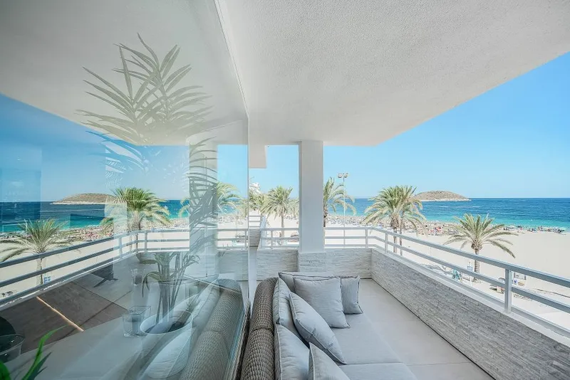Renovated luxury apartment in 1st sea line with fantastic panoramic sea view — photo 1