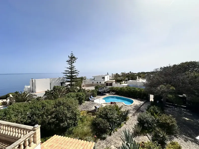 In a highly sought-after location in Cala Serena, this impressive villa is situated on the second line of the sea with stunning views — photo 8
