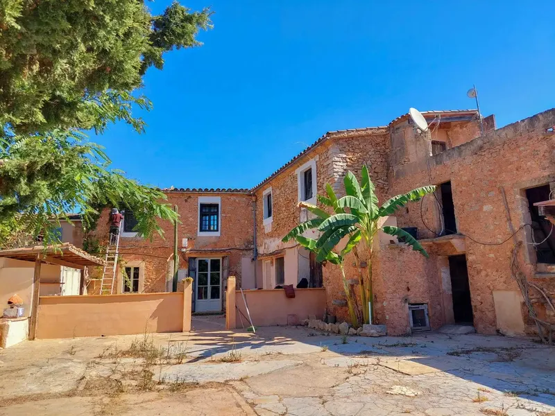 Rustic finca with an old Mallorcan property a few minutes from the village of Cas Concos. — photo 1