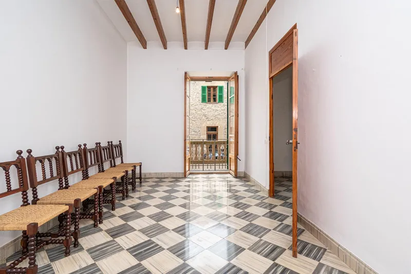 Village house in the center of Costitx with renovation potential — photo 11