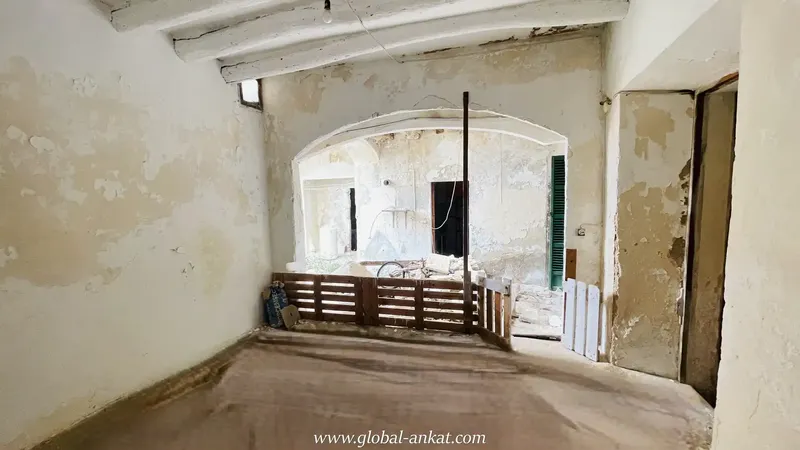 Manor-style townhouse with typical Mallorcan architectural details, such as arches and exposed beams, located in a privileged area — photo 11