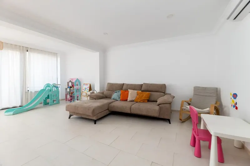 Si buscas una vivienda amplia, luminosa y cerca del mar, esta propiedad en El Arenal puede ser una excelente oportunidad. — photo 4