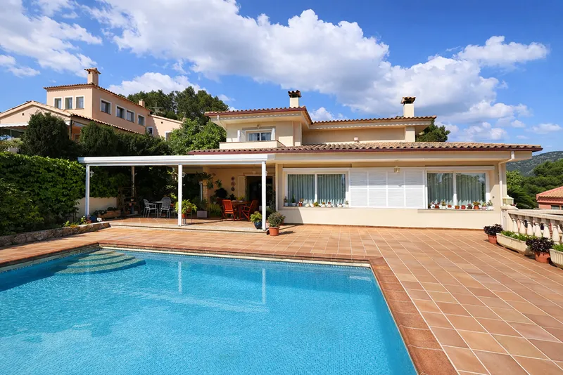 Spacious villa in Cas Català with partial sea views, an excellent location, and great potential — photo 3