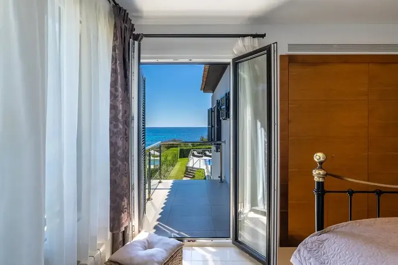 Located in a coveted frontline sea position in Cala Ratjada, this exceptional villa enjoys stunning panoramic views — photo 12