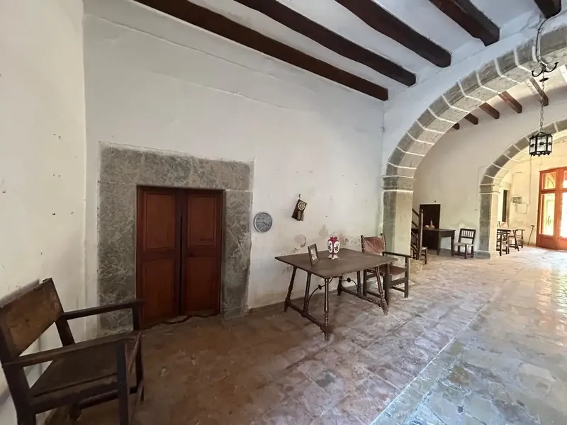 In the heart of Binissalem and just a few meters from the village square we find this spectacular manor house with more than three hundred — photo 4