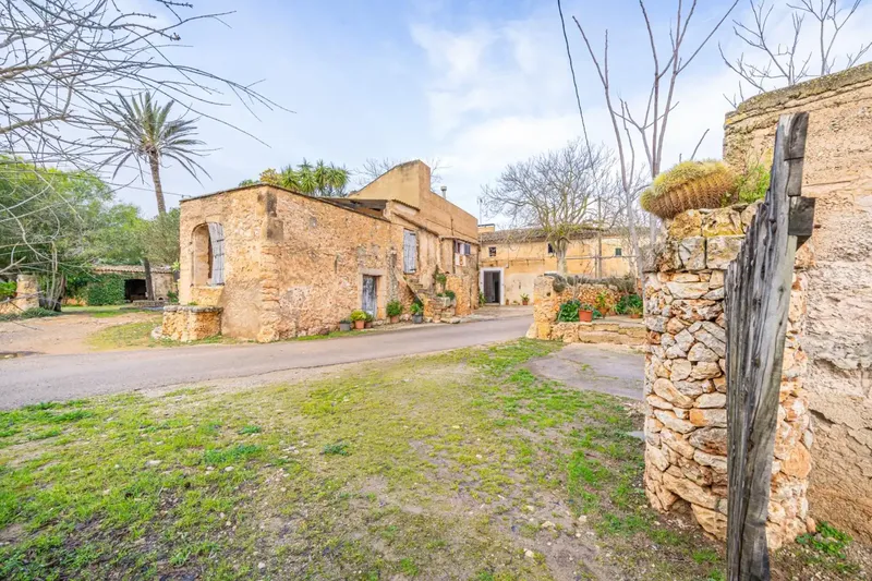 Located in the idyllic and quiet nucleus of Son Negre, this beautiful rustic finca offers a perfect combination of privacy, spaciousness and — photo 3