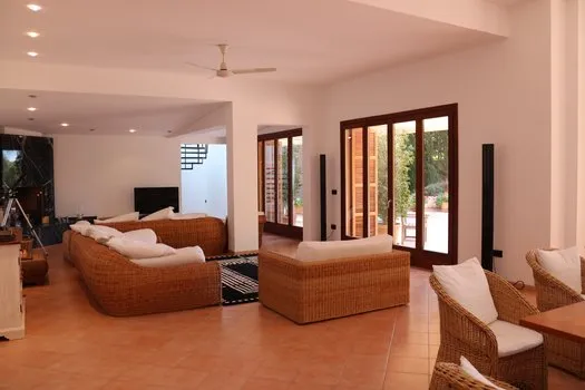 Villa with tennis court — photo 10