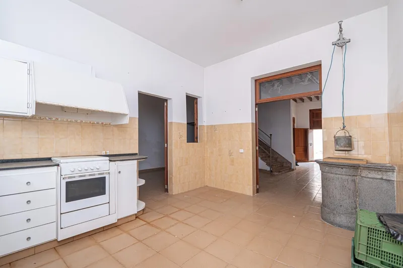Village house in Sa Pobla with interior patio and parking area to renovate — photo 10