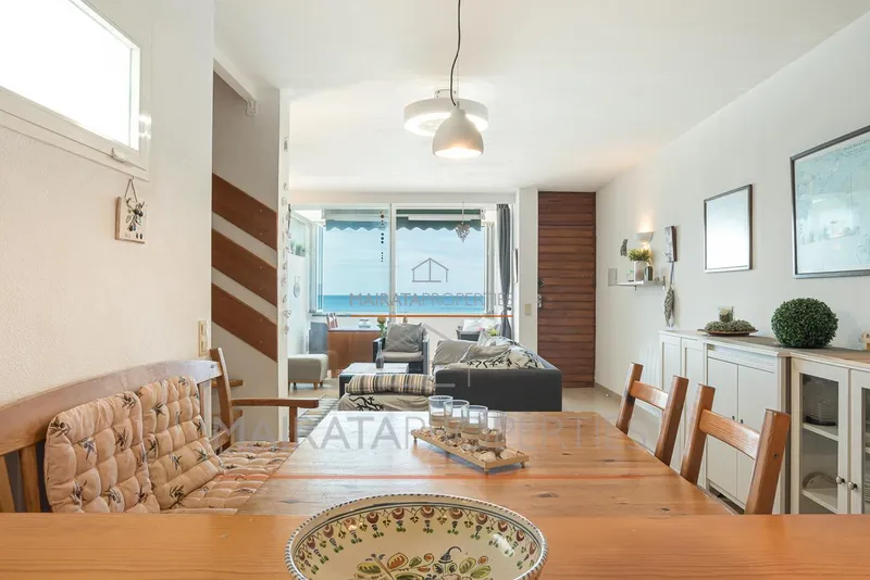 Seafront apartment for sale in Puerto de Alcudia with panoramic sea views, Mallorca. — photo 9