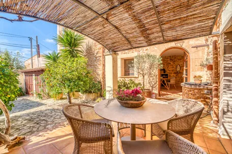 Mediterranean townhouse with idyllic patio in Capdepera — photo 1