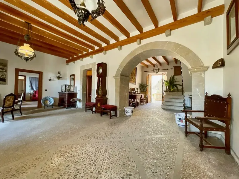 We are pleased to present the most emblematic house in the village of Mancor de la Vall, located in the very center — photo 3