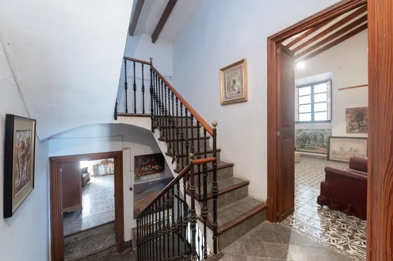 Don't miss the opportunity to visit one of the most emblematic houses in the village of Sineu. Located right on the main square — photo 12