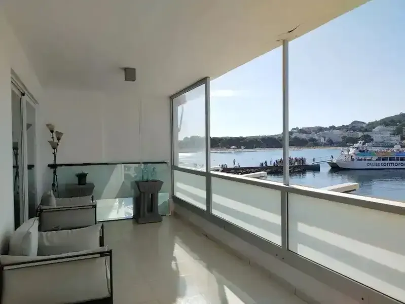 Piso con gran terraza en primeria linea de mar en el centro de Santa Ponça. 3 dormitorios, 2 baños y amplio salón comedor con cocina incorpo — photo 2