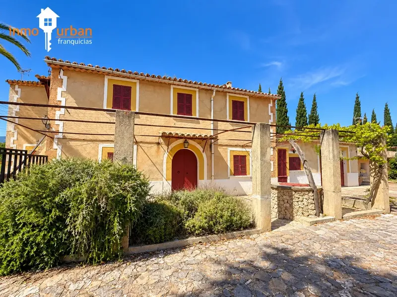 Presentamos esta exclusiva finca rústica con carácter y esencia mallorquina, situada en una tranquila zona de Establiments, a pocos minutos  — photo 1