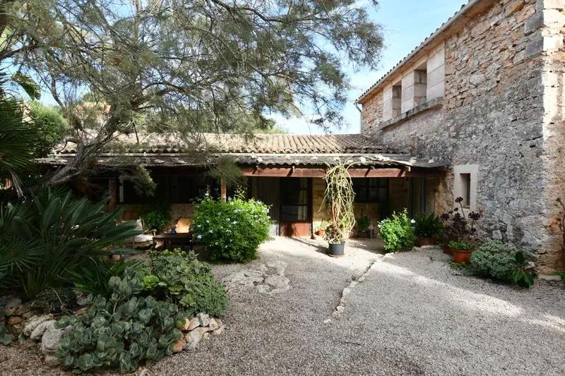 Cozy semi-detached country house on a quiet plot 800 meters from Santanyí — photo 1