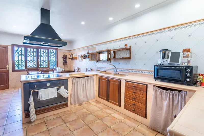 Exceptional Historic Family Estate with Endless Potential — photo 12