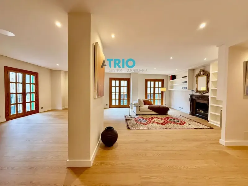 In the heart of Palma's old town, just steps from the majestic Cathedral of Mallorca (La Seu), this elegant and spacious apartment is located — photo 1