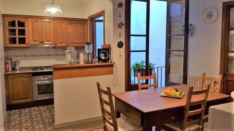 Discover this impressive 229 m² stone house, located on a quiet street in the center of Sóller. Renovated and in perfect condition, — photo 4