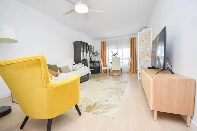 Discover this spacious and bright first floor apartment of 103 m2 in the quiet and sought-after area of Son Dameto, surrounded by all services — photo 2