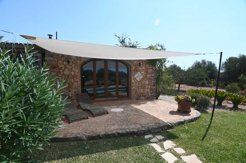 Charming country house with characterful interiors, a beautiful garden and a separate [...] — photo 2