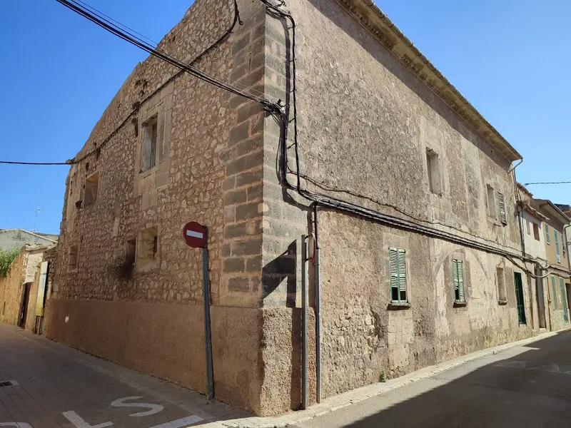 For sale: townhouse from 1900 in Petra, on the corner of Carrer Ciutat no. 31 and Carrer Fora — photo 1