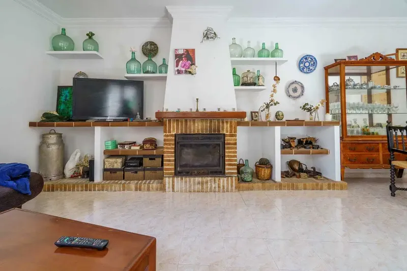 Discover this impressive 280 m² house, distributed over two floors designed to offer comfort and style, located in one of the most beautiful and quiet areas of the island. — photo 1