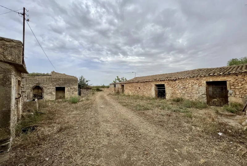 Rustic finca with agricultural outbuildings in Felanitx — photo 12