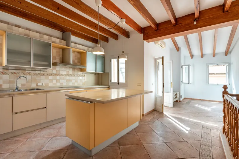 Entire Building to Renovate with Lift in La Lonja in Prime Location! — photo 2