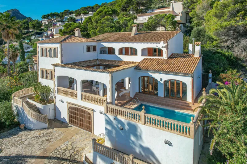 Spacious family chalet in a prime location with perfect sea views in Font de Sa Cala — photo 2