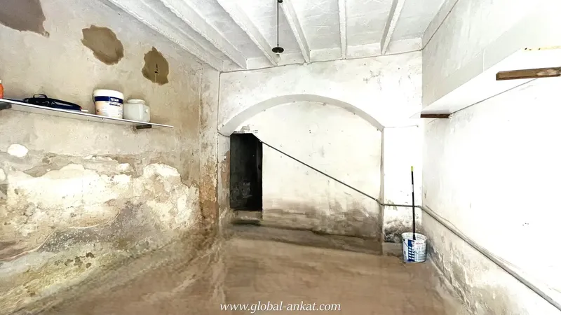Manor-style townhouse with typical Mallorcan architectural details, such as arches and exposed beams, located in a privileged area — photo 10