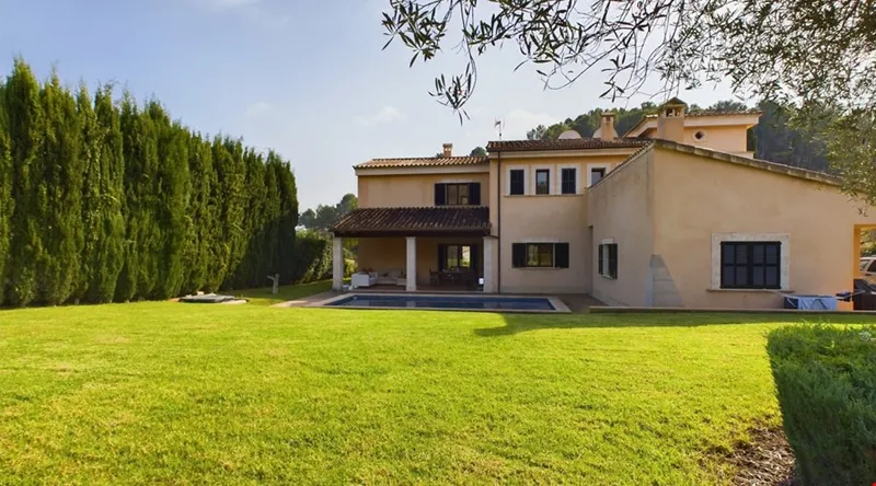 Five-bedroom Mediterranean villa with private pool for sale in Calvià — photo 4